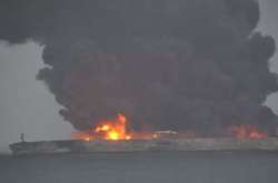  Нафтовий танкер після зіткнення з вантажним судном із Гонконгу загорівся 