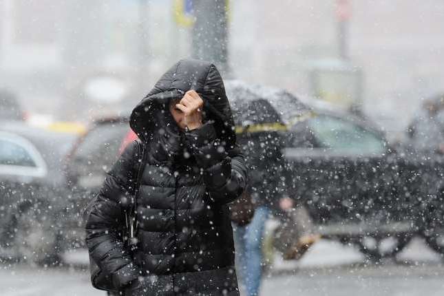 В Україну повертається зима: вночі очікуються сніг та мороз