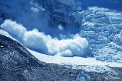 Рятувальники попереджають про високу загрозу сходження лавин на Закарпатті