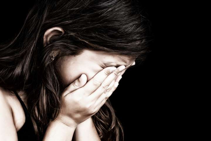 На Херсонщині трирічну дівчинку гвалтував співмешканець її матері
