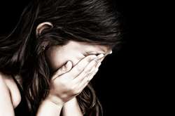 На Херсонщині трирічну дівчинку гвалтував співмешканець її матері