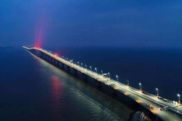 У Китаї побудували найдовший у світі морський міст