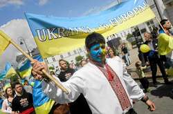 У Польщі працівників з України змушують носити синьо-жовту уніформу