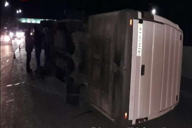 Під Києвом перекинувся пасажирський автобус, є постраждала