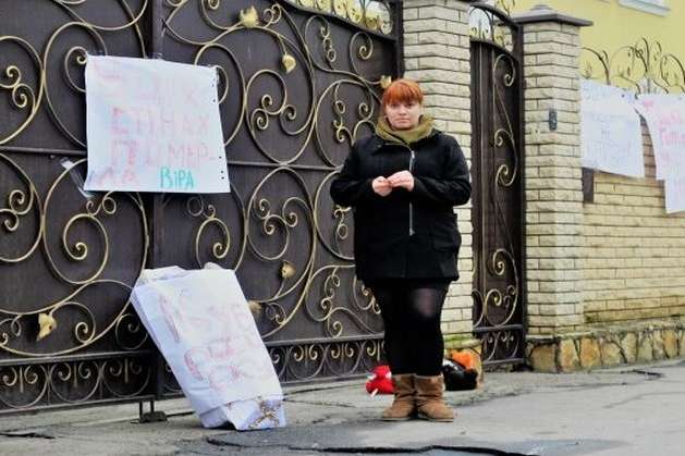 «Кубло російського окупанта»: у Вінниці під єпархію УПЦ МП принесли труну