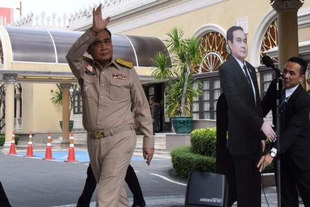 Тайський прем'єр-міністр приніс на конференцію свою картонну фігуру і запропонував журналістам спілкуватися з нею
