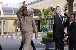 Тайський прем'єр-міністр приніс на конференцію свою картонну фігуру і запропонував журналістам спілкуватися з нею