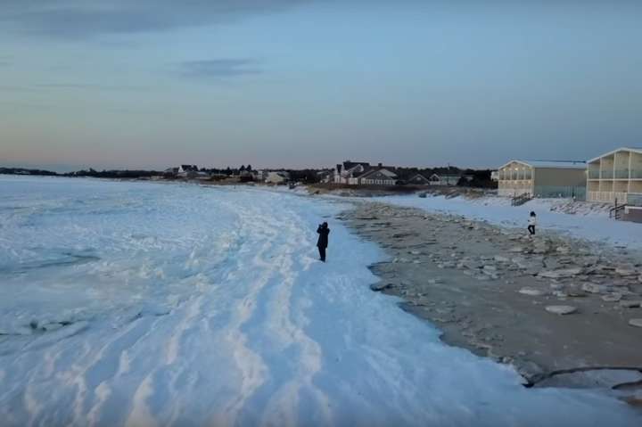 Біля узбережжя США втретє за 80 років замерз океан (відео)