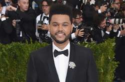 «Это оскорбительно!»: The Weeknd разорвал контракт с H&M из-за расистской надписи 