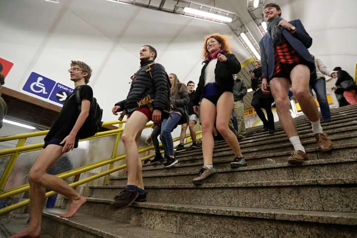 В метро без штанов: Самые яркие фотографии флешмоба