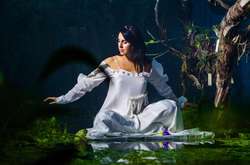  Беременная Джамала снялась в атмосферной фотосессии на берегу озера