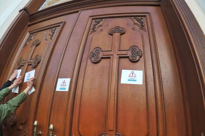 На двері одеських храмів Московського патріархату наклеїли знак небезпеки