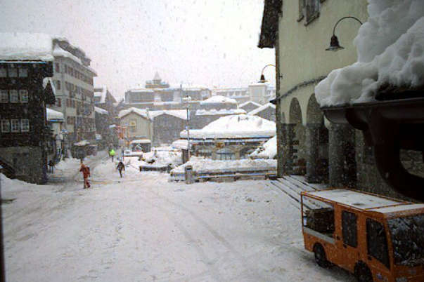 На півдні Швейцарії тисячі  туристів опинилися у сніговому полоні