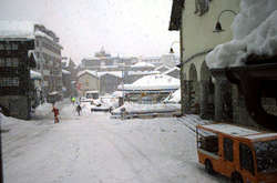 На півдні Швейцарії тисячі  туристів опинилися у сніговому полоні