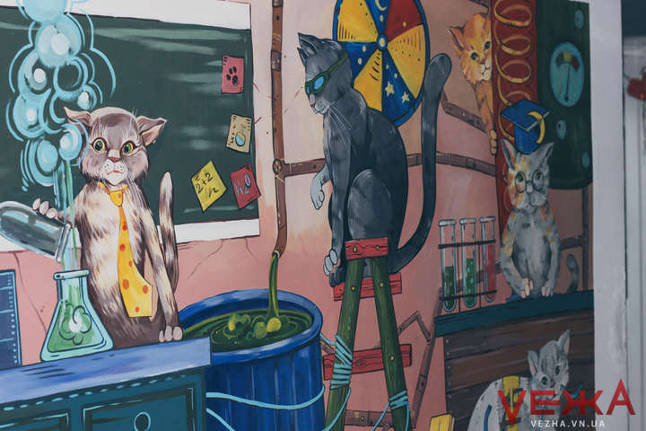 Коти допомагають вчити хімію: як розмалювали коридори Донецького університету у Вінниці (фото)