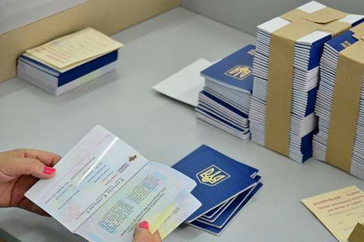 Фото: Лівий берег - Закордонні паспорти пустять на друк додаткової лінії, аби зменшити черги