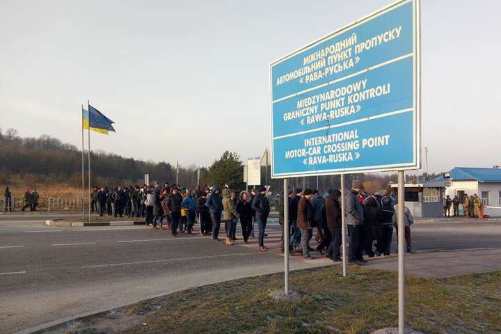 Протестувальники розблокували вже три дороги біля кордону з Польщею 