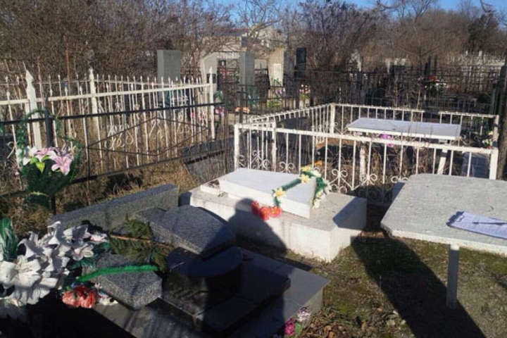 Під Одесою вандали влаштували погром на кладовищі