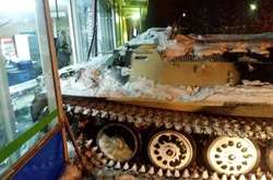 У Росії чоловік на вкраденому броньовику поїхав за вином та протаранив вітрину
