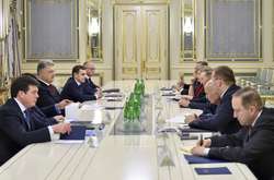 Порошенко провів зустріч з представниками України в ТКГ