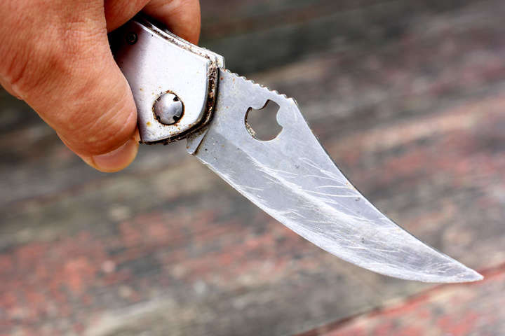 На Хмельниччині молодик напав з ножем на поліцейського: потерпілий в реанімації