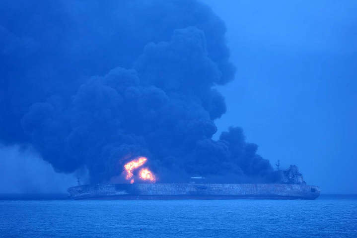 На нафтовому танкері біля берегів Китаю прогримів вибух