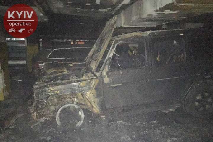 Вночі у Києві спалили Mercedes