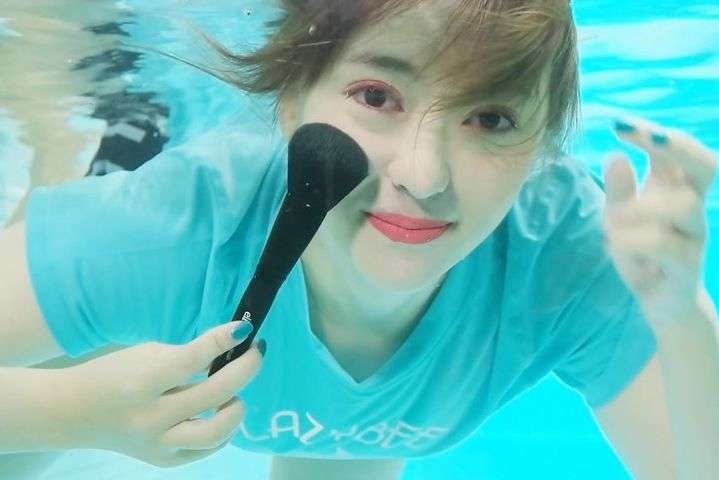 Блогеры из Таиланда показали, как сделать макияж под водой