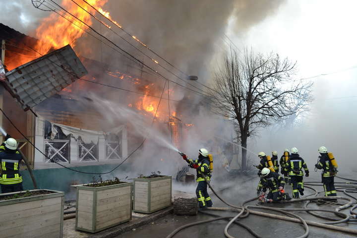 Масштабна пожежа в Одесі: згоріли ресторан, кафе та аптека