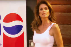 Легендарная супермодель спустя 26 лет вновь снялась в рекламе Pepsi