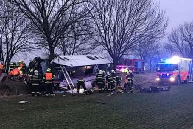 Страшна аварія біля Праги: троє загиблих, близько 30 поранених 