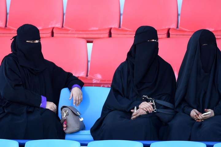 У Саудівській Аравії жінки вперше в історії відвідали футбольний матч на стадіоні (відео)