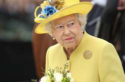 Слишком длинный язык: Елизавета II сменила поставщика нижнего белья королевскому двору