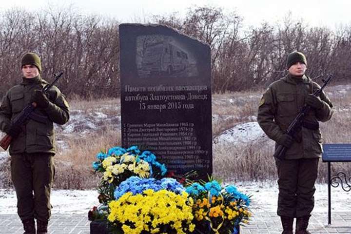 Поліція Донеччини вшанувала пам’ять жертв теракту під Волновахою (фото)