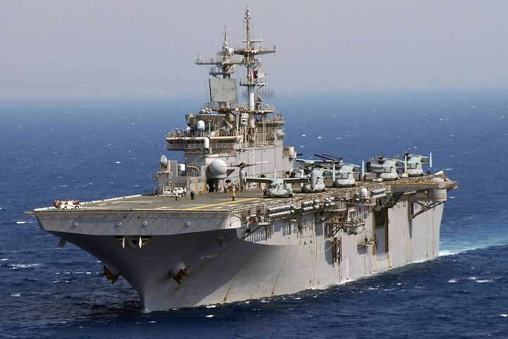 США розмістили в Японії десантний корабель з новітніми винищувачами на борту
