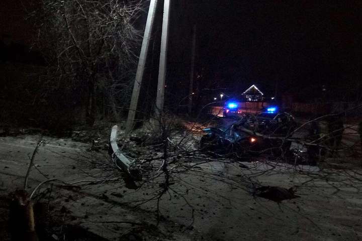 У Борисполі нетвереза жінка за кермом збила електроопору та дерево, тікаючи від патрульних