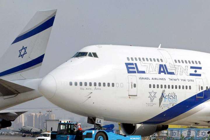 Ізраїльський пасажирський літак екстрено сів на військовій базі в Канаді