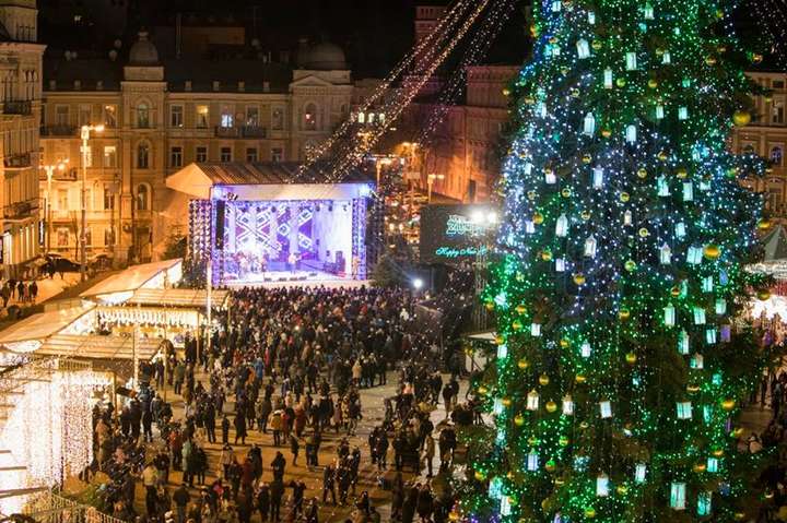 Новый год закончился: в Киеве разбирают главную елку