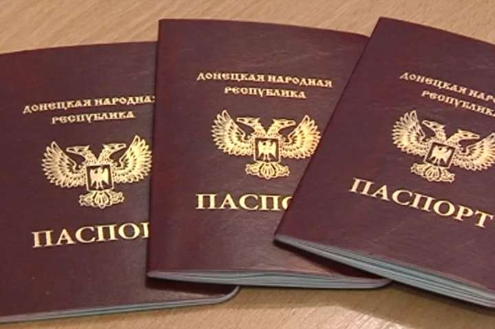 Окупанти хваляться, що іноземці масово отримують «паспорти ДНР»