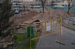 Комунальники перекопали сквер на вулиці Прирічній