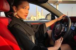 Супермодель Белла Хадид восхитила луком в стиле 60-х