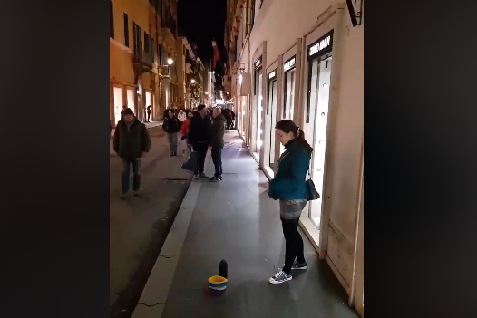 Пение украинки на улицах Рима взорвало соцсеть 
