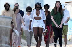 Папарацци подловили жену и дочерей Барака Обамы в бикини на пляже