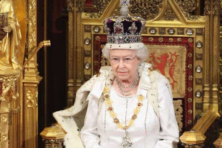 Елизавета II пожаловалась на неудобную корону: «Она может сломать шею»