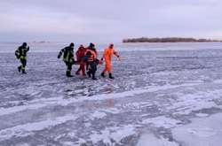 Під час прогулянки Дніпром під кригу провалилися двоє молодиків