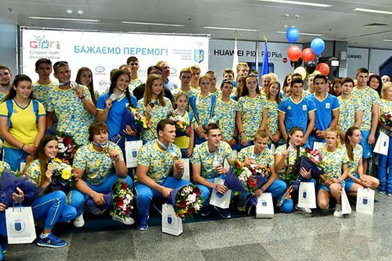 Українські лижники першими отримали нову форму на Олімпіаду у Пхьончхані
