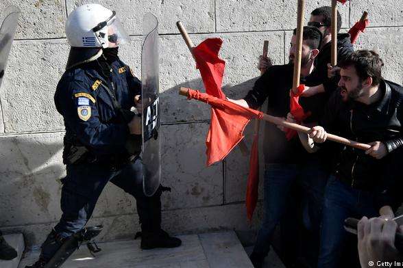 Поліція Афін застосувала сльозогінний газ проти мітингувальників