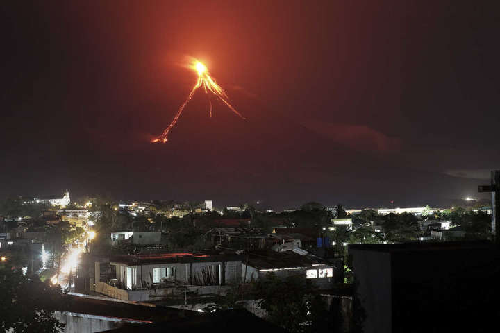 З вулкану на Філіппінах почала текти лава: опубліковано неймовірні фото