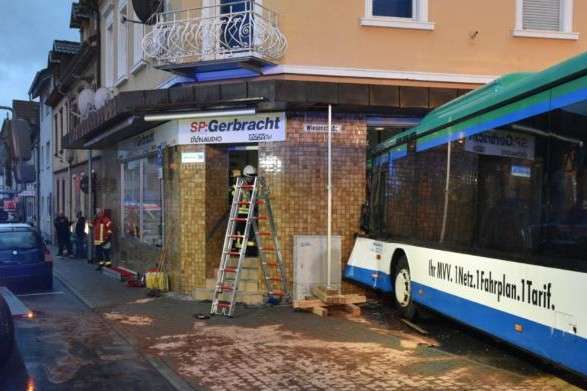 У Німеччині шкільний автобус врізався у стіну житлового будинку 