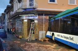 У Німеччині шкільний автобус врізався у стіну житлового будинку 